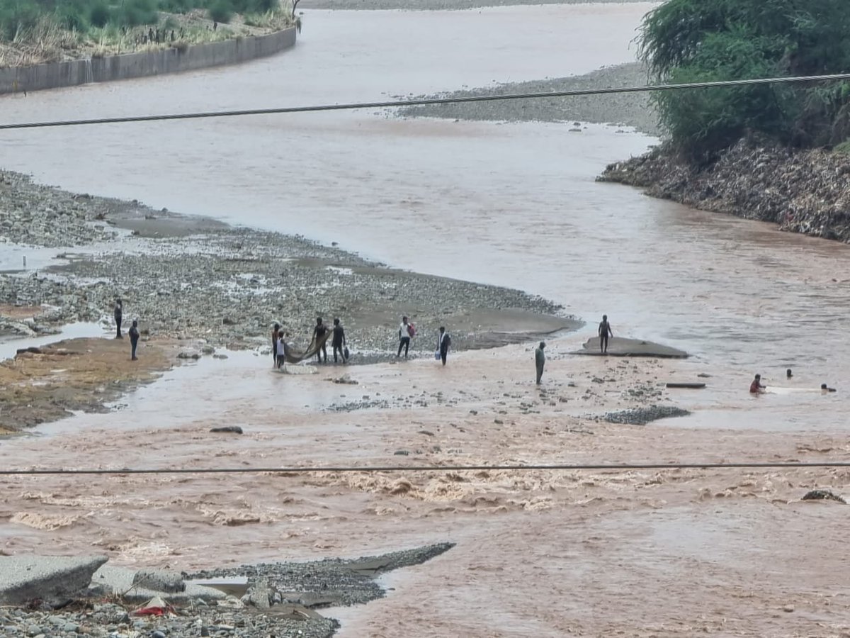 A tragedy waiting to happen  near IT Park Panchkula (Nadhasahib Bridge)  in #Ghaggar river - 1
@saveghaggar 
#flooding 
@PanchkulaPolice @CP_PANCHKULA @DC_PANCHKULA   @dcpkl1  @DiproPanchkula @WeArePanchkula @r_irrigation @DCPPANCHKULA #rajeshjogpal