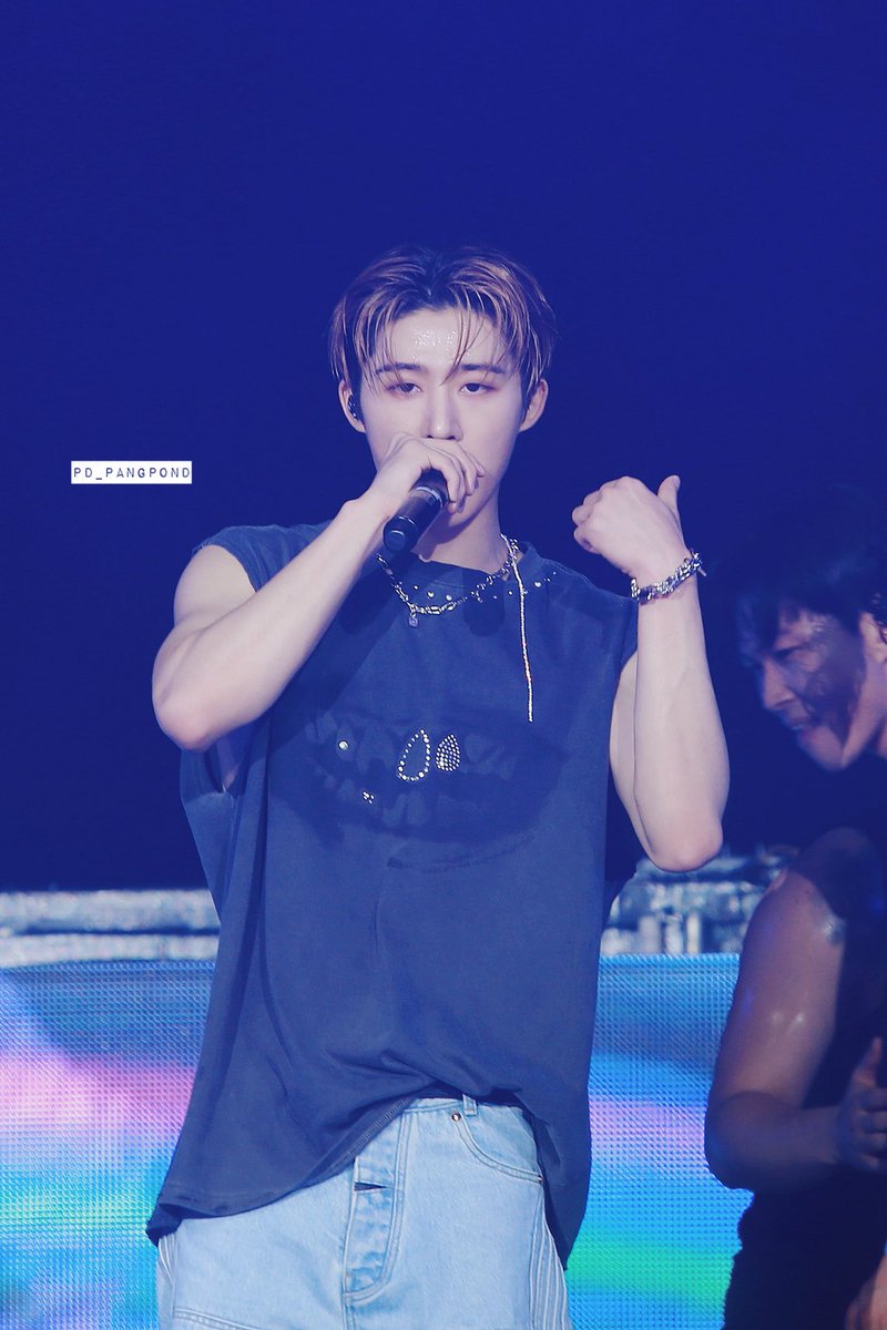 pipitqautsar___'s tweet photo. "Maju sini kalau berani"   "atau mau diselesaiin di belakang aja?" 

Foto-foto hanbin kemarin tuh banyak yang cakep dan banyak yang meme material juga https://t.co/lOlNuuJ6B9