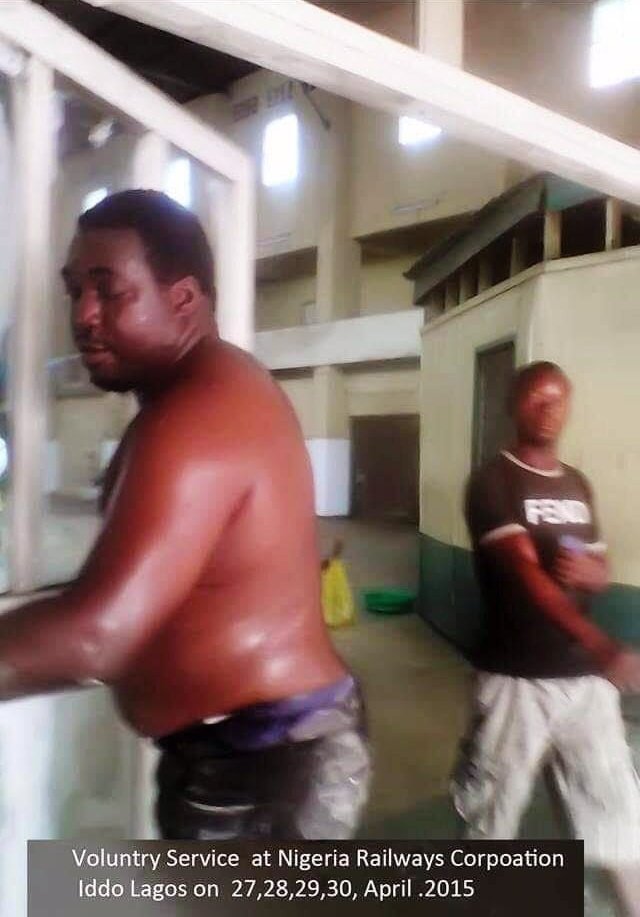 For four days I singlehandedly cleaned up the over dirty Aluminium swing doors of Iddo, Lagos Railway Terminus. It was a voluntary work. People thought I was paid to do the cleaning work. So sad our monuments are wasting away b'cos we don't value them #Tbt 
<a href="/naijama/">Ayo Obe</a> <a href="/theayoadams/">Ayo of Ibadan</a>