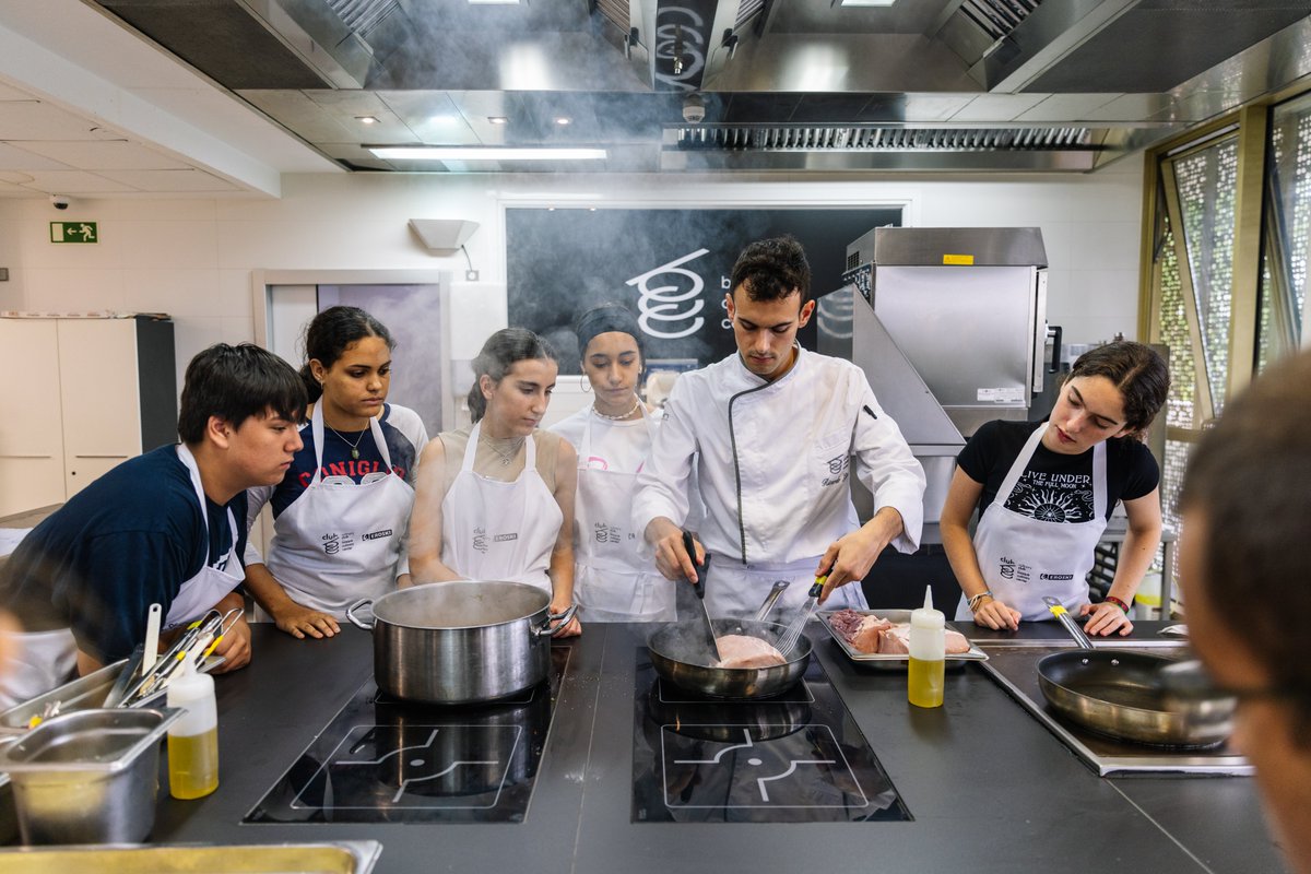 bculinary's tweet image. 🧑🏽‍🍳 JÓVENES CHEFS - En el programa de inmersión gastronómica para futuros chefs de @bculinaryclub, jóvenes entre 13 y 17 años se han adentrado en el mundo de la gastronomía y han aprendido de la historia de la cocina #mybculinary