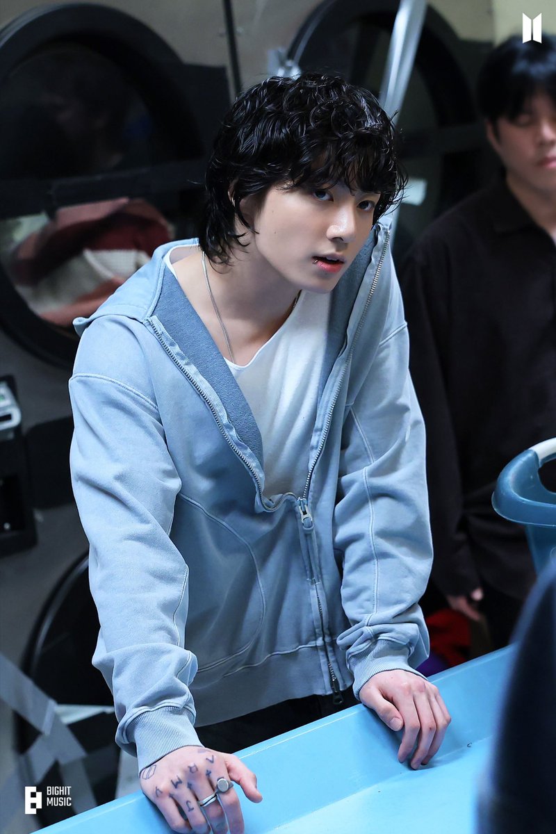 kookpiics's tweet photo. jungkook looks so good https://t.co/Bi0rNJD62L