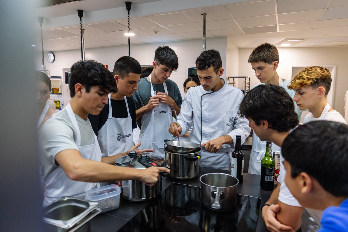 bculinary's tweet image. 🧑🏽‍🍳 JÓVENES CHEFS - En el programa de inmersión gastronómica para futuros chefs de @bculinaryclub, jóvenes entre 13 y 17 años se han adentrado en el mundo de la gastronomía y han aprendido de la historia de la cocina #mybculinary