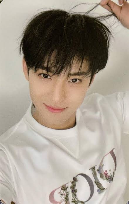 seuminz's tweet photo. help rt ‼️

lost my iphone 13 yesterday (16 july) around 4pm in sm megamall! last seen was at life4cuts or the starbucks beside it. it was deadbatt but it had a magsafe case &amp; mingyu dior pc at the back (see photos attached) https://t.co/i2ivxYXluQ