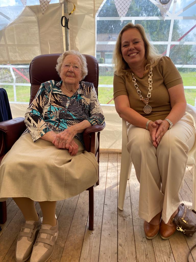 Donderdag bezocht burgemeester Astrid Heijstee-Bolt mevrouw Schoenmaker die 100 jaar was geworden. Nog steeds scherp en positief van geest; het was mooi om haar te zien en te spreken. Van harte gefeliciteerd!