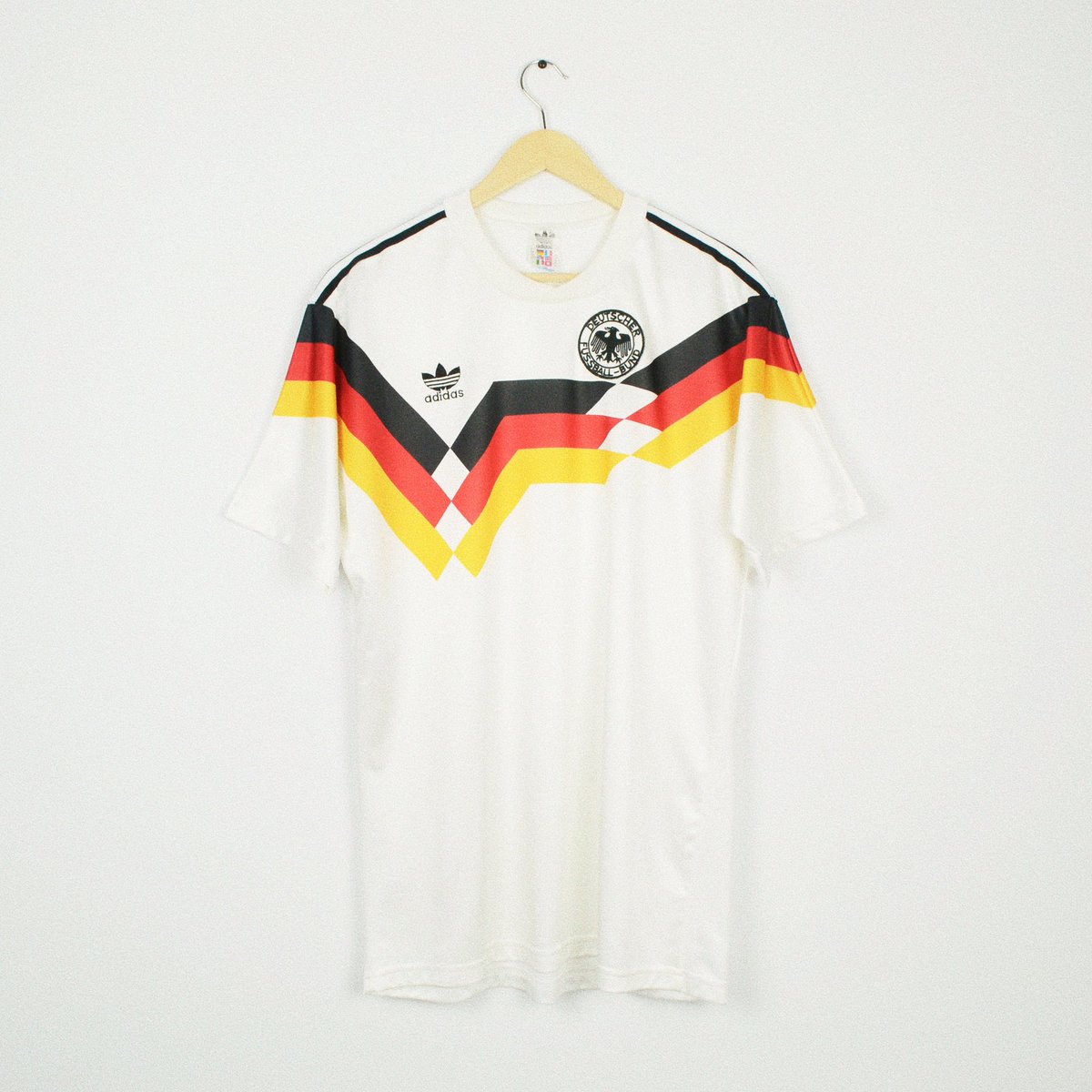 Sunday Drop 🚨 

Link to store in our bio 👆

#vintage #footballshirt #classicfootballshirts