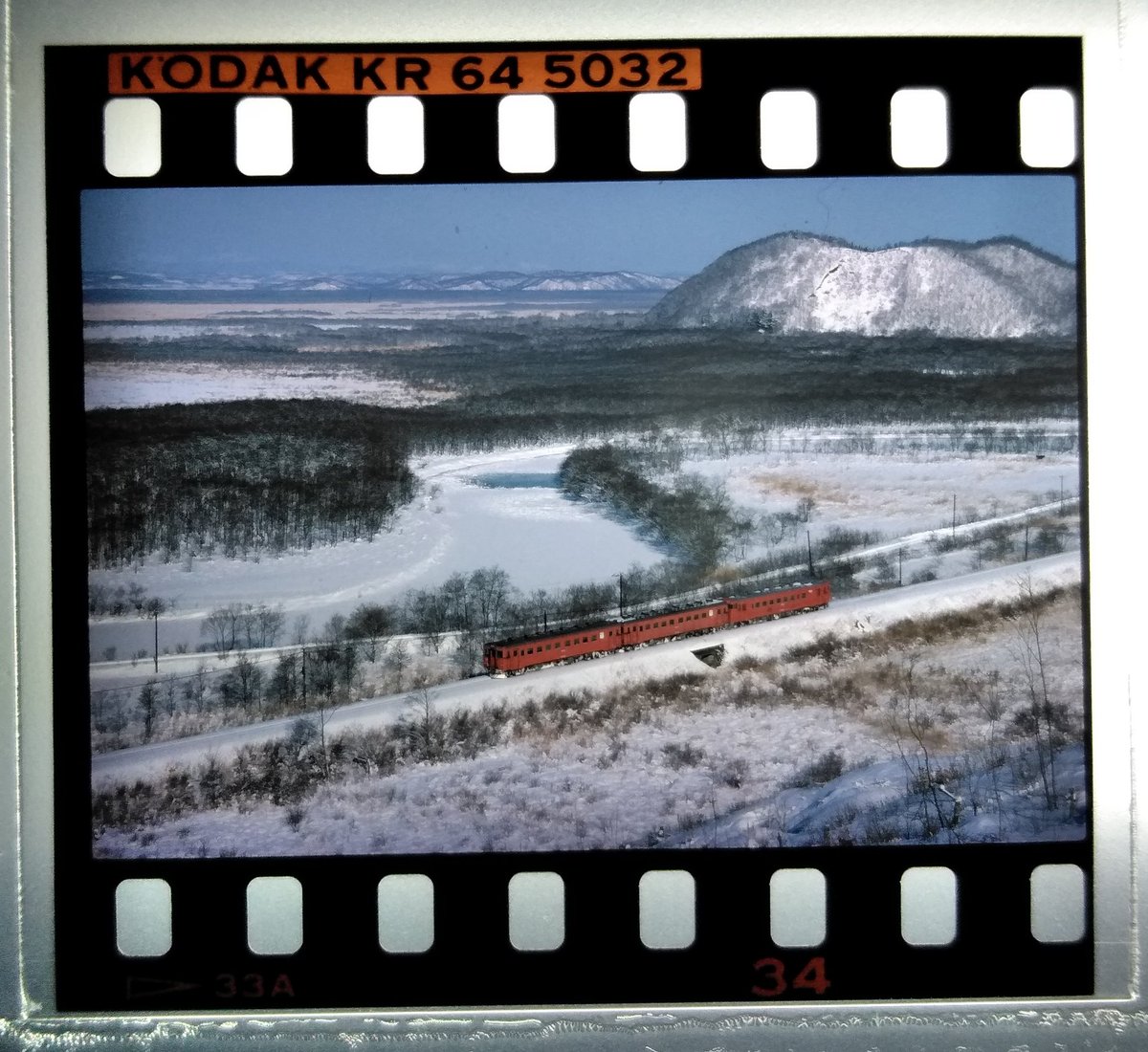 #これを見た人は涼しげな画像を貼れ
釧網本線　1986年1月 再掲
NikonF2  Kodachrome64（KR）
猛暑や酷寒も身体に堪える歳なので真夏真冬は休鉄休眠です。