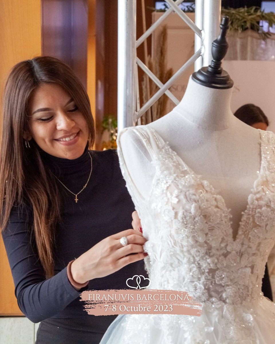 Atención, futuras novias!  
Las tendencias en #vestidosdenovia para el 2024 están aquí y te van a enamorar 
Los vestidos con mangas son una elección elegante y romántica.
¿Quieres añadir un elemento de misterio y elegancia? ¡Prepárate para brillar en tu gran día! #NoviasBarcelona