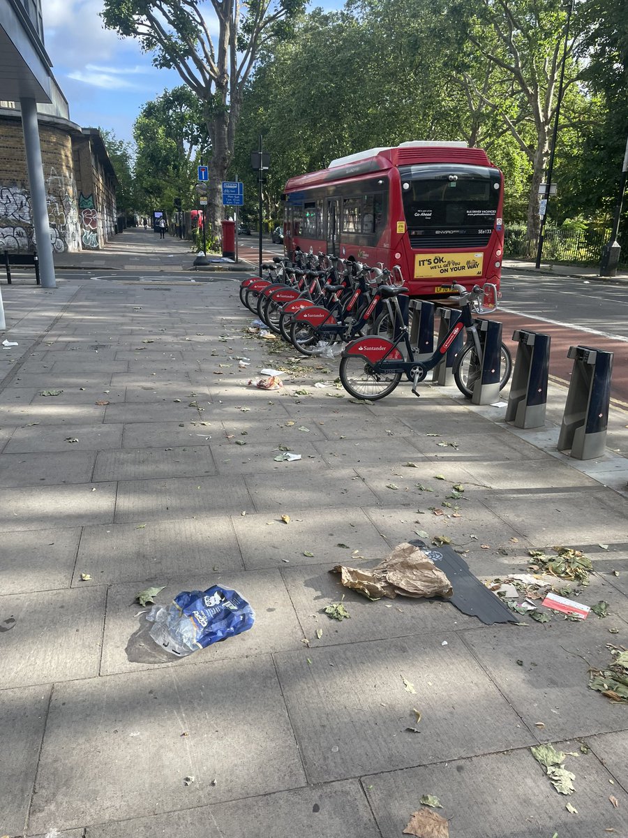 leikova's tweet image. Я в шоці з чистоти вулиць в Європі, ніхто навіть окурок не дозволить собі під ноги викинути, все блищить і пахне. Та нам до такої в плані культури ще як до неба рачки.
Українці, вчіться!