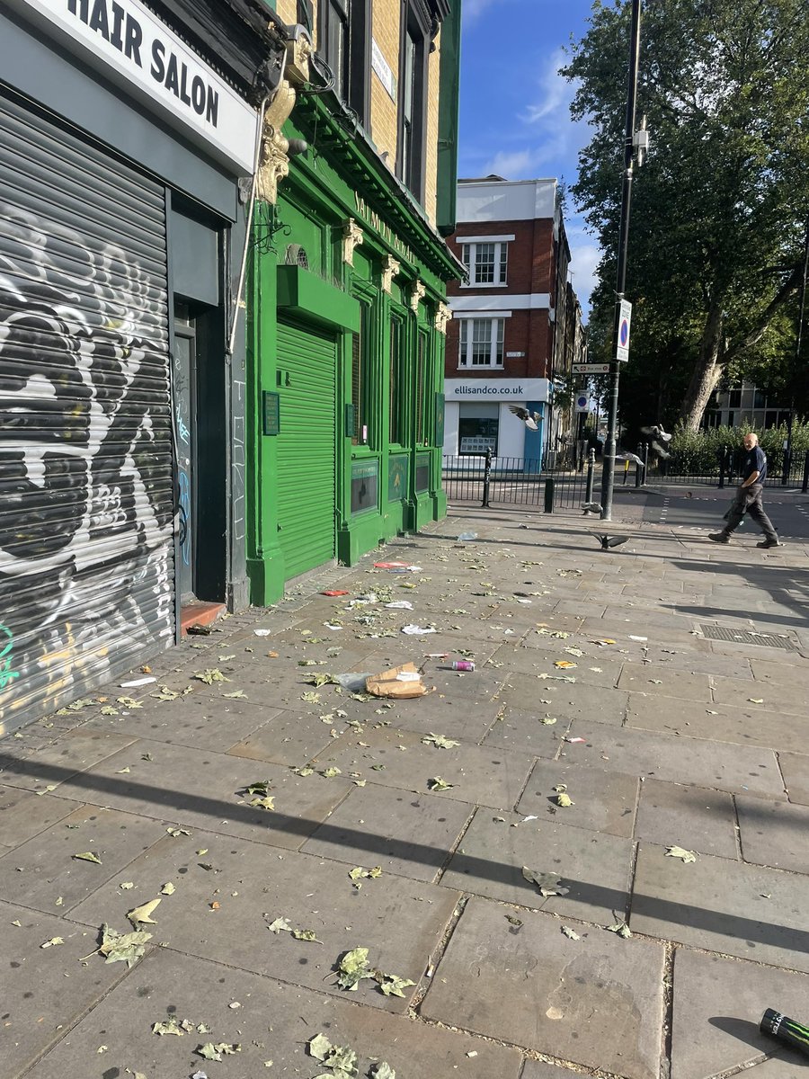 leikova's tweet image. Я в шоці з чистоти вулиць в Європі, ніхто навіть окурок не дозволить собі під ноги викинути, все блищить і пахне. Та нам до такої в плані культури ще як до неба рачки.
Українці, вчіться!