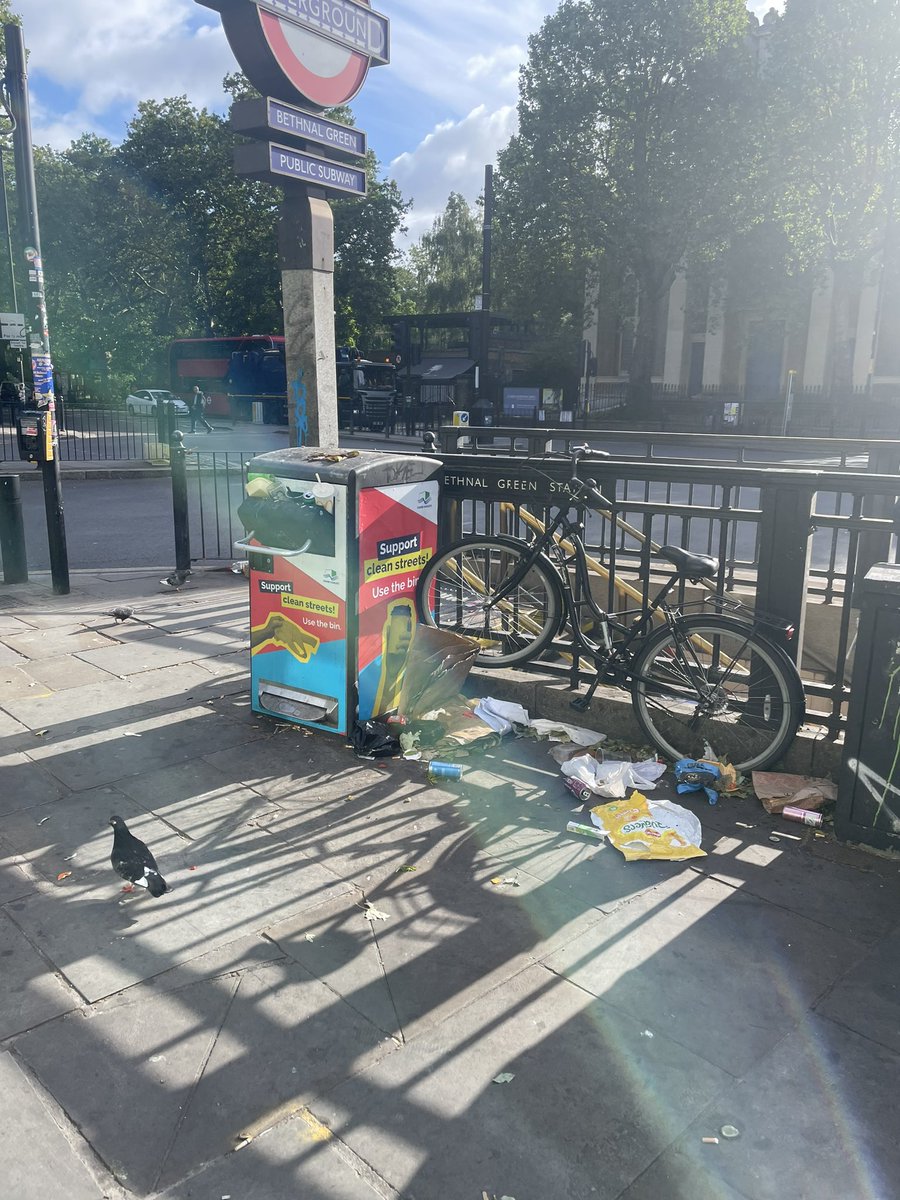 leikova's tweet image. Я в шоці з чистоти вулиць в Європі, ніхто навіть окурок не дозволить собі під ноги викинути, все блищить і пахне. Та нам до такої в плані культури ще як до неба рачки.
Українці, вчіться!