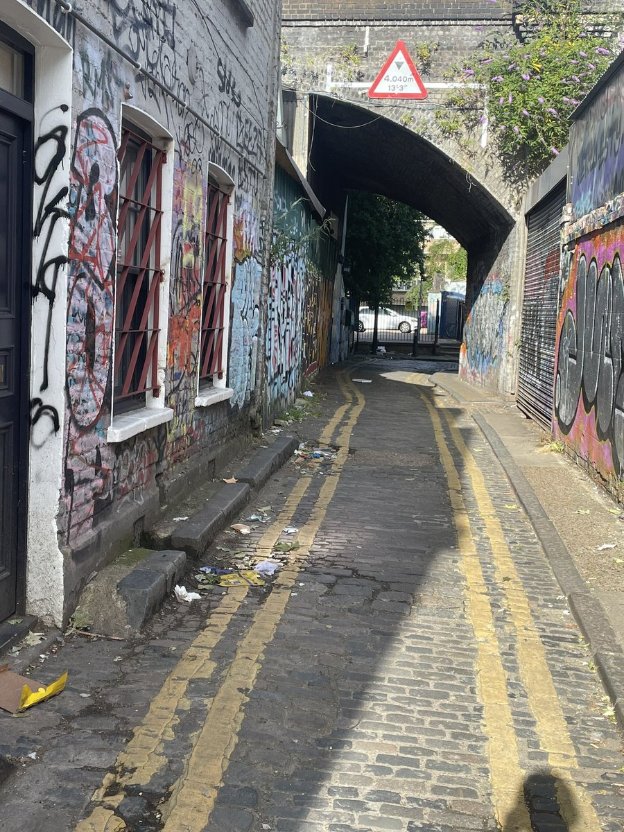 leikova's tweet image. Я в шоці з чистоти вулиць в Європі, ніхто навіть окурок не дозволить собі під ноги викинути, все блищить і пахне. Та нам до такої в плані культури ще як до неба рачки.
Українці, вчіться!