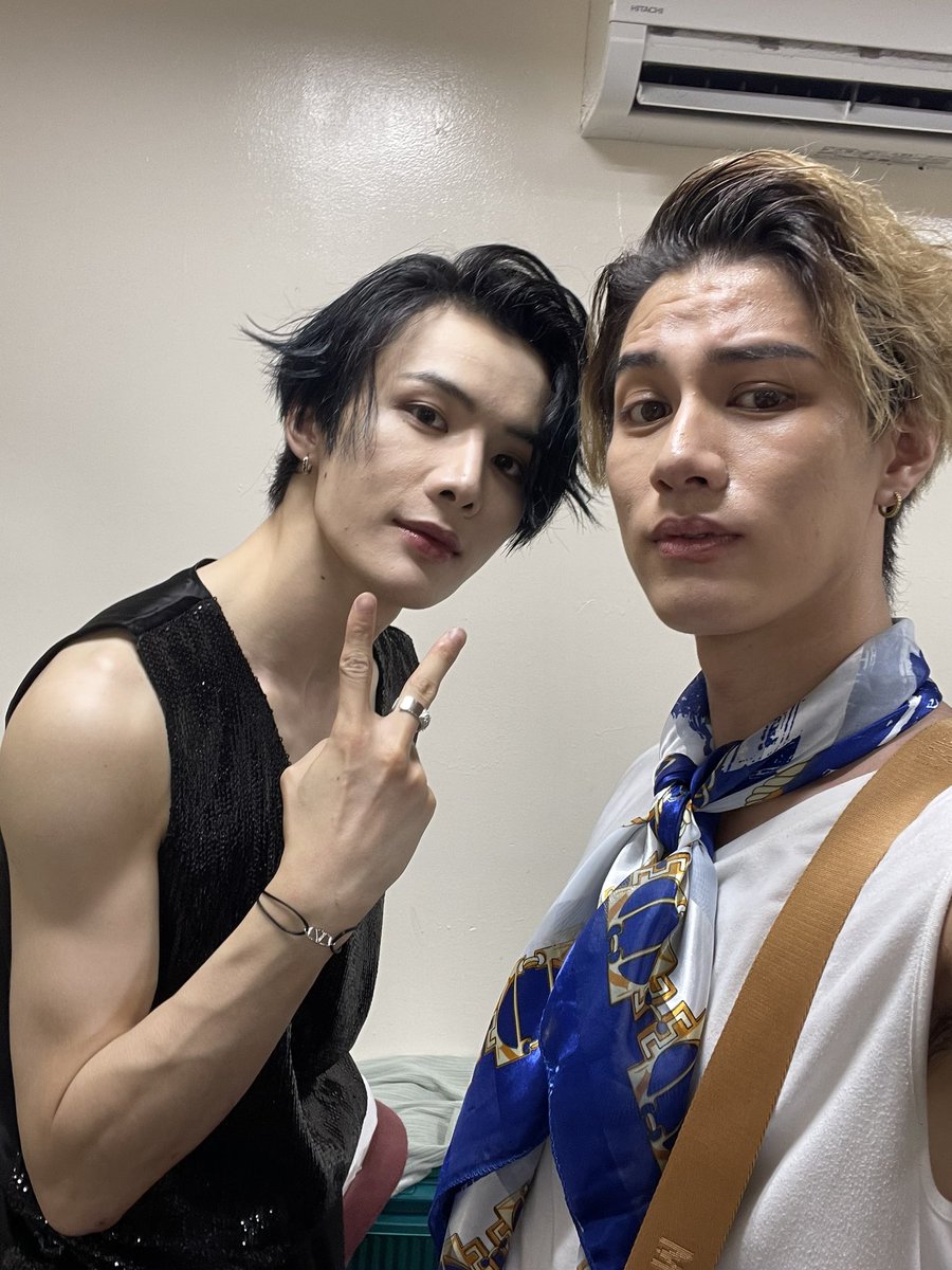 YAKIMNOAKA's tweet photo. 谢谢大家！我非常开心的一天！
皆さん暑い中本当にありがとうございました😊
メンバーのみんなも本当にありがとう！そしてようこそ日本へ！

お前達最高だぜー！！
#MEPLUSYOU  #陈建宇 #吾木提 #宣淏 #张帅博 https://t.co/AvjNPxDonF