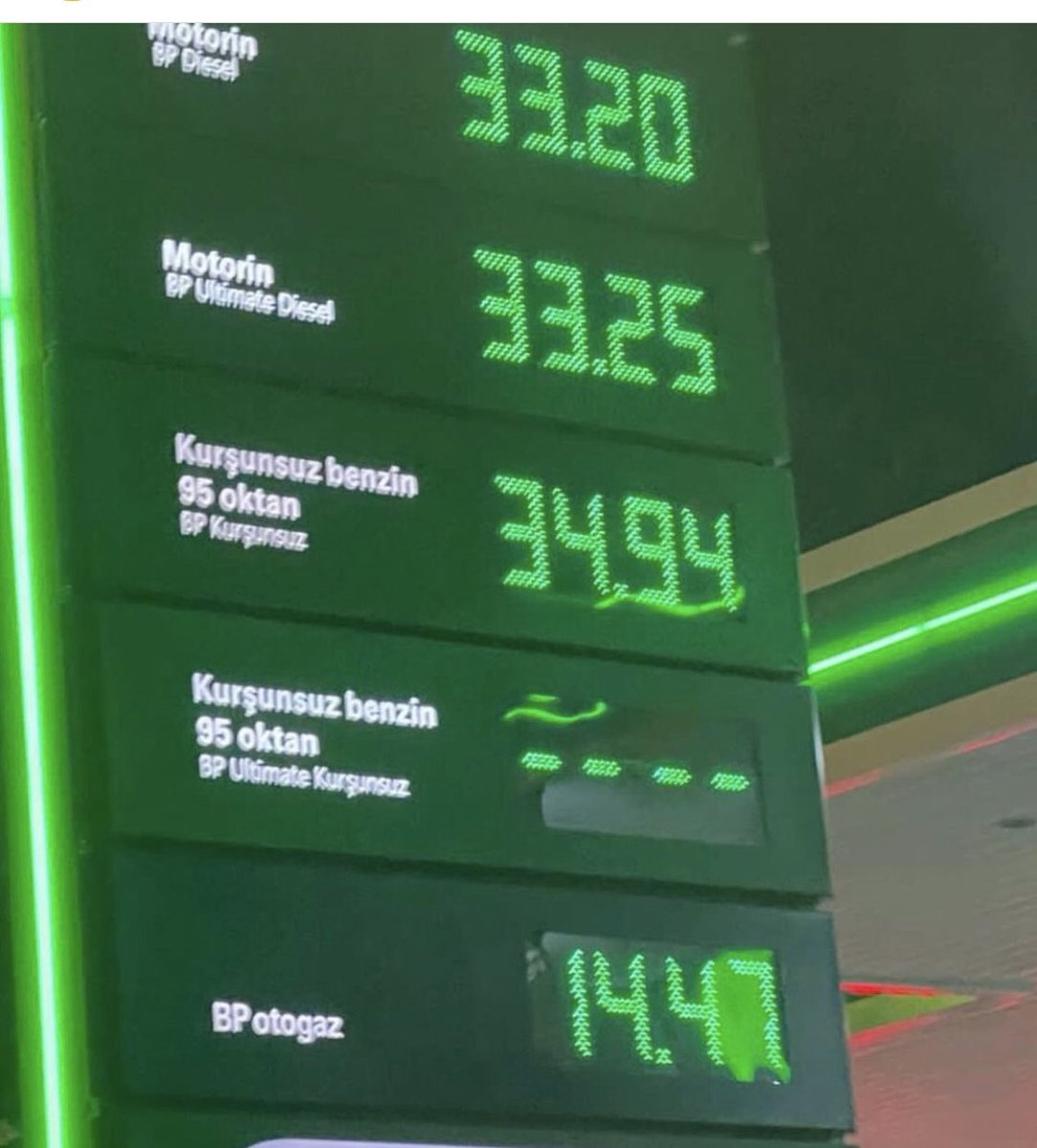 Kardeşlerim;
Ben birkaç gün ortalıkta görünmeyeceğim.
Zaten 1-2 gün vıdı vıdı eder alışırsınız.
Sonra yine bıraktığımız yerden devam ederiz..
Unutmayın kardeşlerim;
bayraklarımızı indiremeyecekler, ezanlarımızı susturamayacaklar.