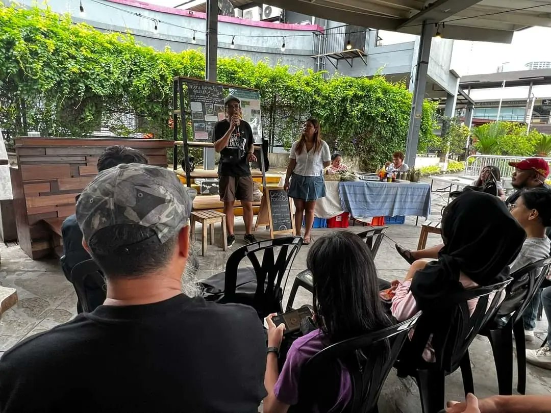 agbinnadangtayo's tweet photo. Contributors and authors reading their works and sharing their insights during the launch of Affidavit ng Dahas zine here at Mandala Park, Mandaluyong City.
1/2

#AffidavitNgDahas
#AwanTiSolidNorth
#TignayIlocandia
#DefendTheNorth
#ZinesPH https://t.co/fkmx99Q4cK
