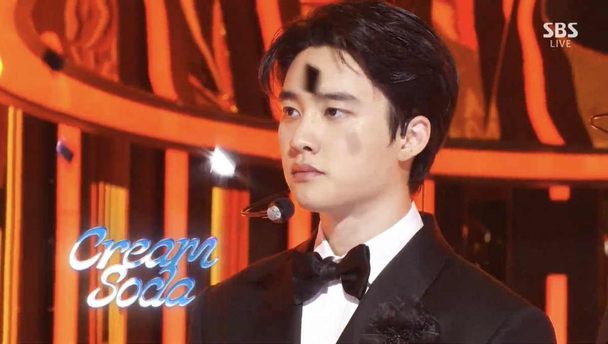 StopDropandYeol's tweet photo. I'm laughing so much right now. 
I love exo so much.
@weareoneEXO https://t.co/htkaFjI0wz
