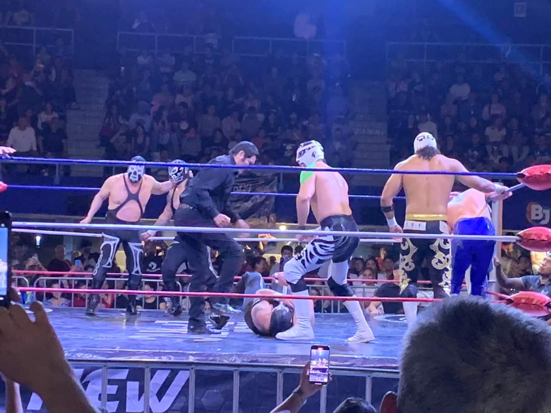 LaTijeraLucha's tweet photo. La lucha súper estelar del evento de #Retro de #NewExotic, se va para la esquina de #LosReyes al aprovechar la diferencia entre #LosLinares y el #DemonioAzul.
@BlueDemonjr no pudo hacer equipo con #RayoDeJaliscoJr y #Rayman,por lo que se va a los golpes y #MascaraAño2000... https://t.co/mquTXOifJl