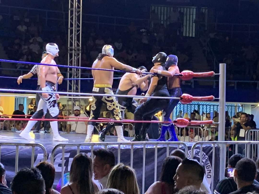 LaTijeraLucha's tweet photo. La lucha súper estelar del evento de #Retro de #NewExotic, se va para la esquina de #LosReyes al aprovechar la diferencia entre #LosLinares y el #DemonioAzul.
@BlueDemonjr no pudo hacer equipo con #RayoDeJaliscoJr y #Rayman,por lo que se va a los golpes y #MascaraAño2000... https://t.co/mquTXOifJl