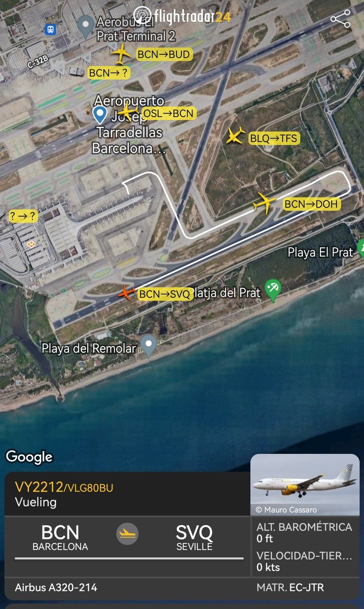 controladores's tweet photo. Aborto de despegue en #Barcelona, en pista 24L por impacto de ave. Recalentamiento de frenos, bomberos enfriando frenos de ambos trenes y coordinando evacuación del pasaje en pista. Operamos con pista única 24R. Posibilidad de demoras hasta poder retirar el avión. #SafetyFirst #Trabajoenequipo