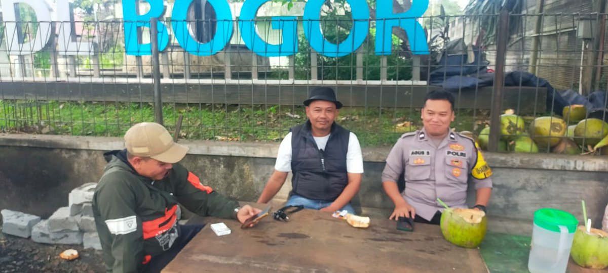 PMegamendung's tweet image. Bhabinkamtibmas Desa Cipayung Aipda Agus melaksanakan kegiatan sambang kepada warga di wilayah Cibogo Cipayung, Minggu (16/7/2023).