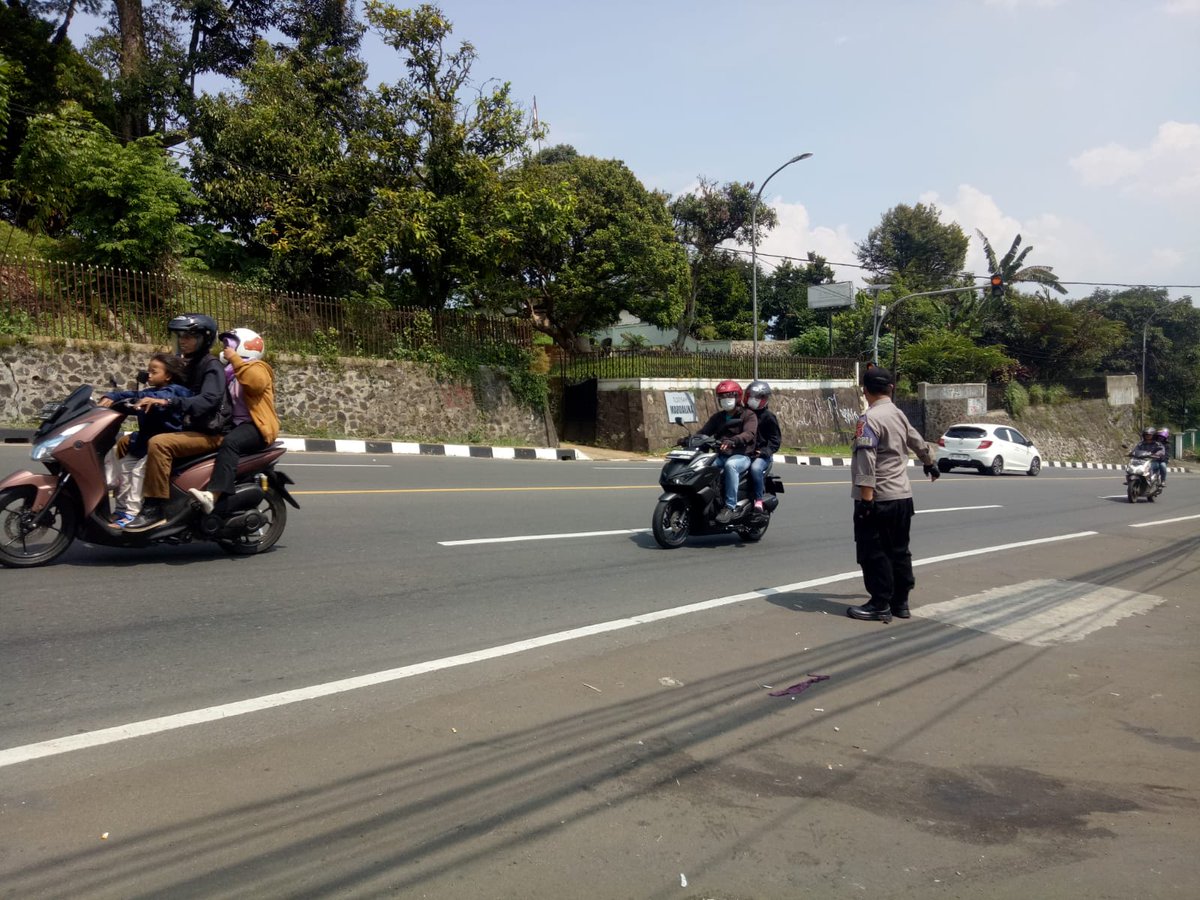 PMegamendung's tweet image. Anggota samapta Polsek Megamendung Bripka Eko Murdijanto melaksanakan kegiatan patroli dialogis kepada warga di wilayah Cibogo Cipayung, Minggu (16/7/2023).