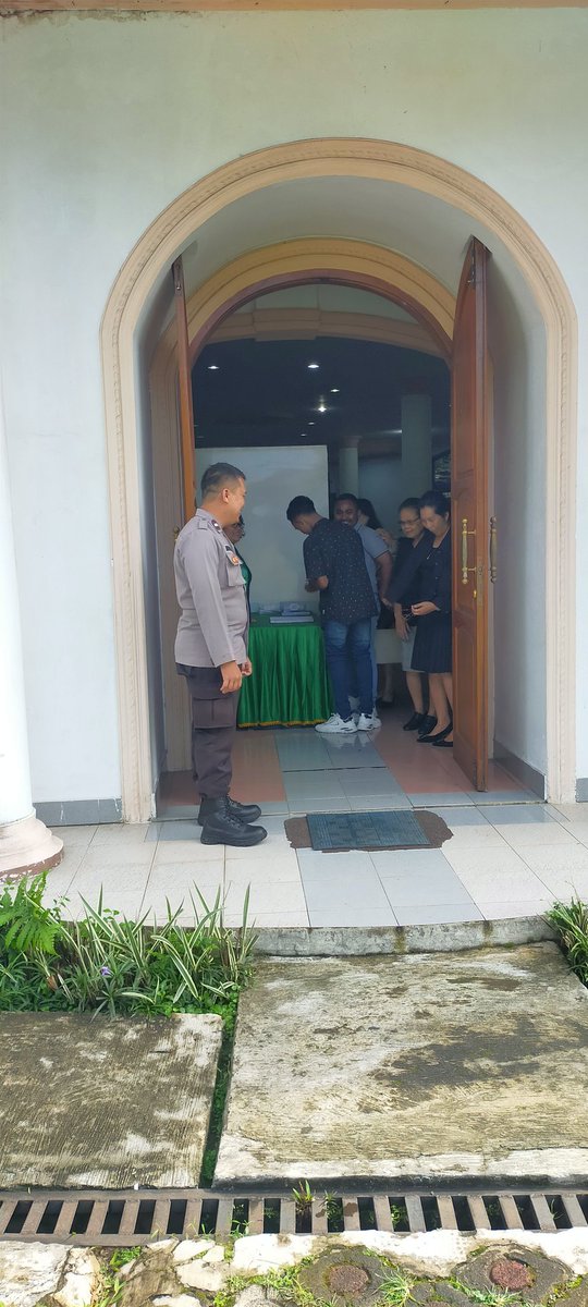 PMegamendung's tweet image. Bhabinkamtibmas Desa Cipayung Aipda Agus melaksanakan kegiatan pengamanan ibadah rutin umat Nasrani di Gereja GPIB Nehemia jln raya puncak Kp. Cibogo Desa Cipayung Kec. Megamendung, Minggu (16/7/2023).