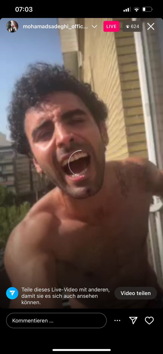 وسط لایو محمد‌صادقی به خونه ش حمله میکنن، شیشه ها رو میشکنن، وقتی میخواد از بالکن فرار کنه ماشین آتش نشانی میارن در خونه ش رو میشکنن و‌دستگیرش میکنن. همه ی این تلاش بی‌شائبه نیروی انتظامی و اطلاعات یک کشور نه برای دستگیری یک قاتل خطرناکه بلکه برای دستگیری یک بازیگر تیاتره.