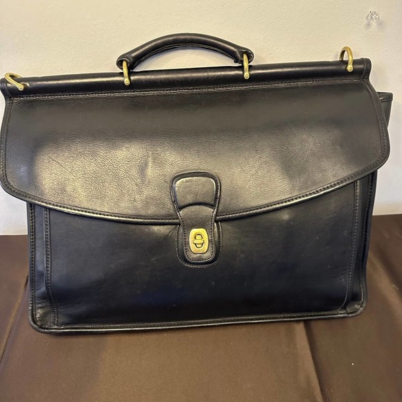 itsbryanbailey's tweet photo. So good I had to share! Check out all the items I'm loving on @Poshmarkapp #poshmark #fashion #style #shopmycloset #jfjferrar #brooksbrothers #coach: https://t.co/RFnkt6h9TW https://t.co/VSaRjA15id
