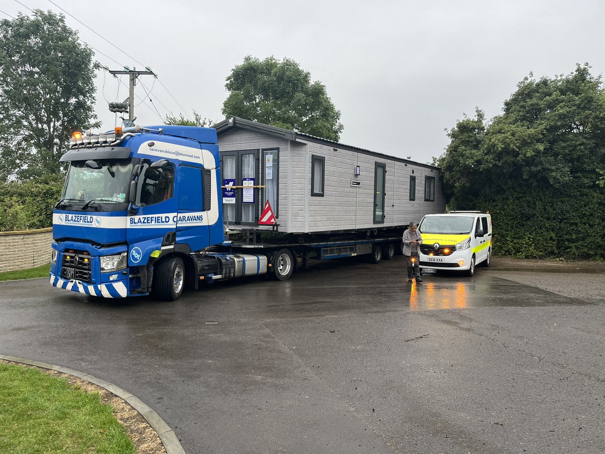 LogisticsSouth's tweet photo. Early Friday abnormal load escort for our midlands office in Evesham. https://t.co/6ZK84ZGItx