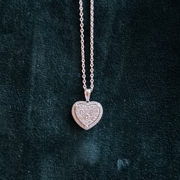 lorimikey's tweet photo. So good I had to share! Check out all the items I'm loving on @Poshmarkapp #poshmark #fashion #style #shopmycloset #lenox #gorham: https://t.co/flCSxHn7Yk https://t.co/aIGDWZ3iCC