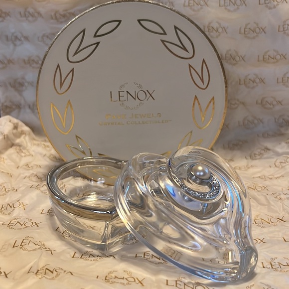 lorimikey's tweet photo. So good I had to share! Check out all the items I'm loving on @Poshmarkapp #poshmark #fashion #style #shopmycloset #lenox #gorham: https://t.co/flCSxHn7Yk https://t.co/aIGDWZ3iCC