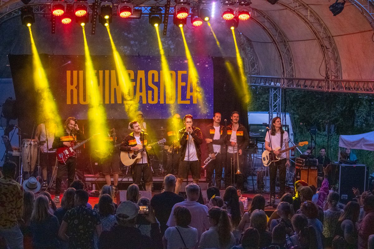 LahtinenMatias's tweet photo. Ja päätöspäivänä kansaa viihdytti muun muassa kuvassa näkyvä #Kuningasidea.
Oli huikea kokemus nappailla kuvia kahden päivän ajan #Kangasalafest-tapahtumassa.
#Kangasala https://t.co/wLAQJsnH2p