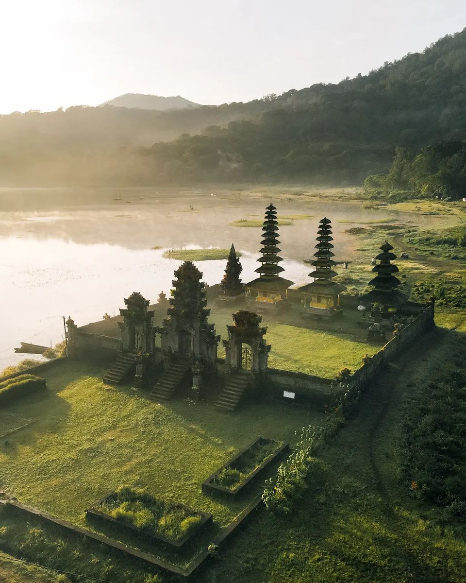 wonderfulid's tweet photo. Unveiling the serene beauty of North Bali's Tamblingan Lake. Cradled by green hills, this highland paradise is a true retreat! 🏞️ 

Photo credit: @joefii_ 

#WonderfulIndonesia #NatureLovers #BaliHighlands https://t.co/ZW1PCVMHdt