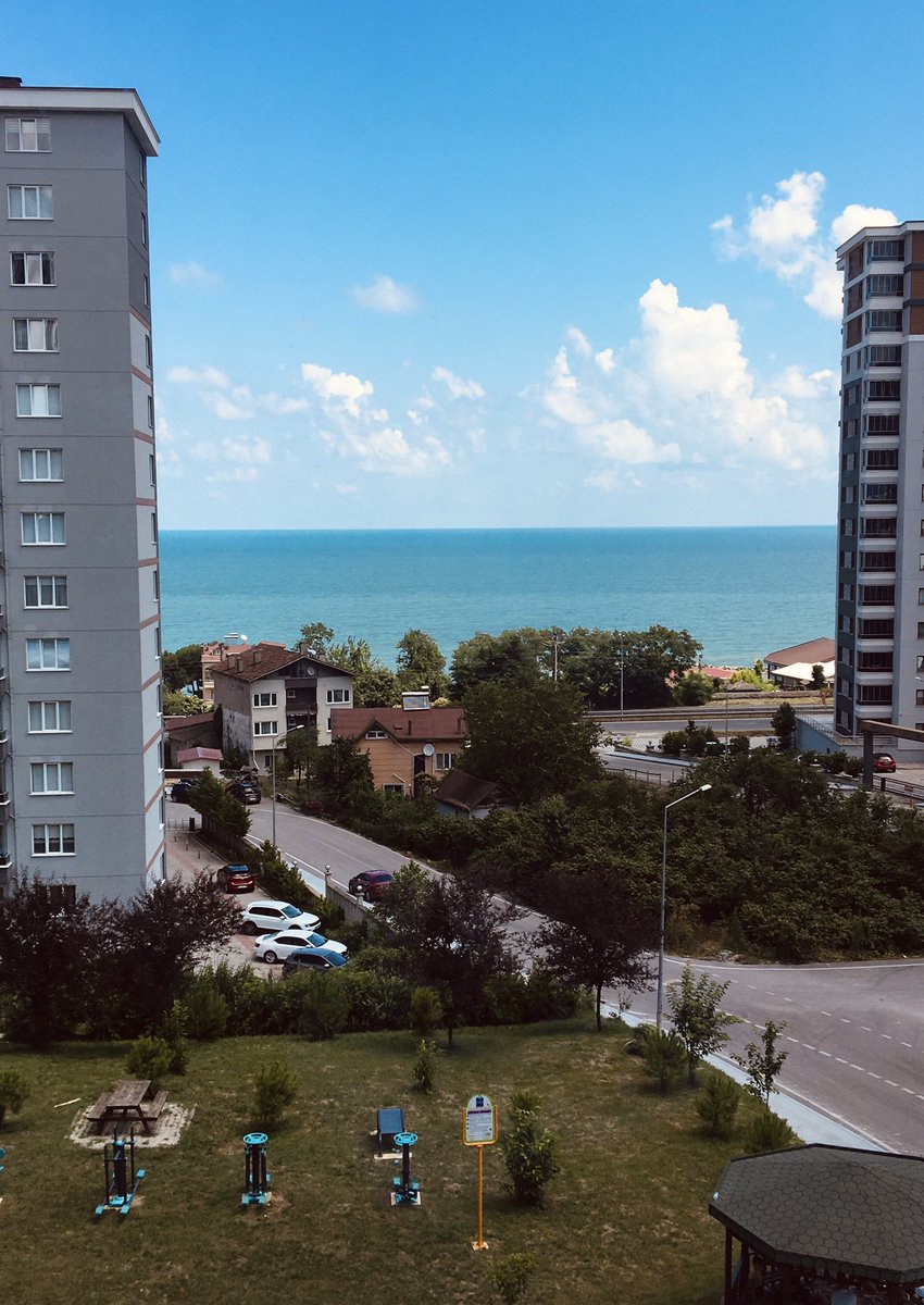 Fatsa’da ki evdeyim şuan, dün buralara yolu düşen arkadaşım evin önünden geçerken arıyo el salla diye, bugün de öğrencim geçti evin önünden o da bana el sallamış sksksksks