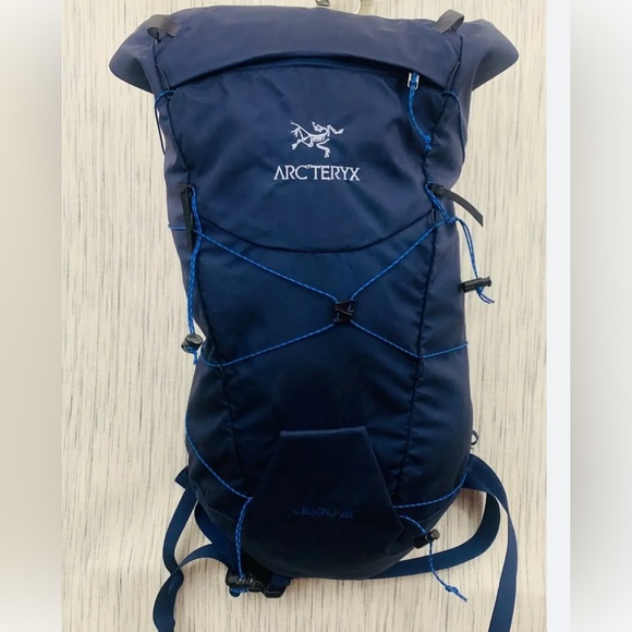 PopularClubCA's tweet photo. So good I had to share! Check out all the items I'm loving on @Poshmarkapp #poshmark #fashion #style #shopmycloset #arcteryx #gymshark #levis: https://t.co/w81p34X4QN https://t.co/yTVqTVGZhR