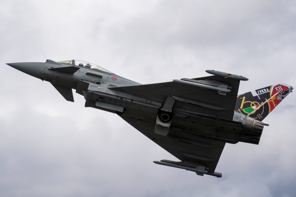 AirbusDefence's tweet image. Tanti auguri 🥳 to the @ItalianAirForce. 🇮🇹 They celebrate their 💯th anniversary this year! Have a look at their impressive flying display of the #Eurofighter at #RIAT2023.