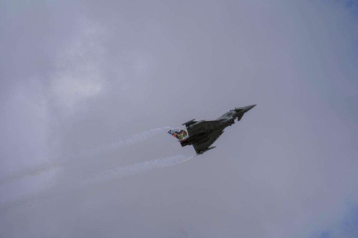 AirbusDefence's tweet image. Tanti auguri 🥳 to the @ItalianAirForce. 🇮🇹 They celebrate their 💯th anniversary this year! Have a look at their impressive flying display of the #Eurofighter at #RIAT2023.