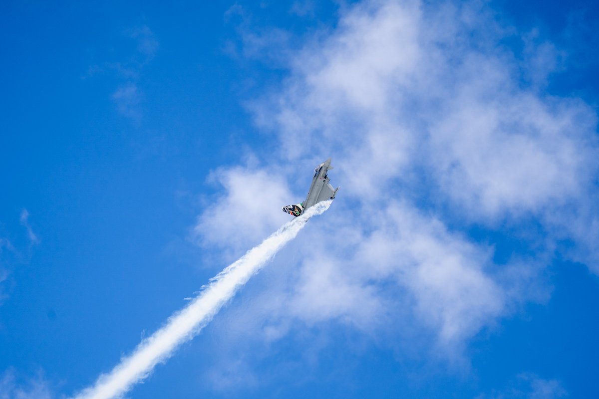 AirbusDefence's tweet image. Tanti auguri 🥳 to the @ItalianAirForce. 🇮🇹 They celebrate their 💯th anniversary this year! Have a look at their impressive flying display of the #Eurofighter at #RIAT2023.