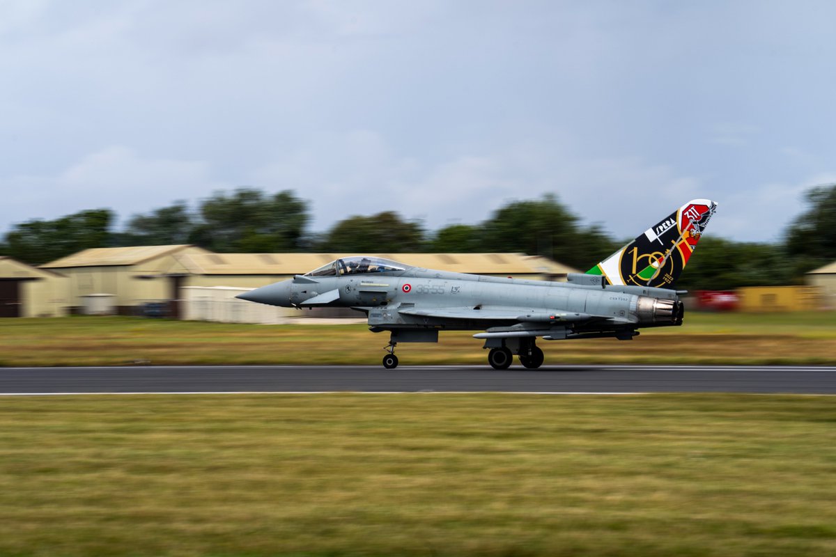 AirbusDefence's tweet image. Tanti auguri 🥳 to the @ItalianAirForce. 🇮🇹 They celebrate their 💯th anniversary this year! Have a look at their impressive flying display of the #Eurofighter at #RIAT2023.