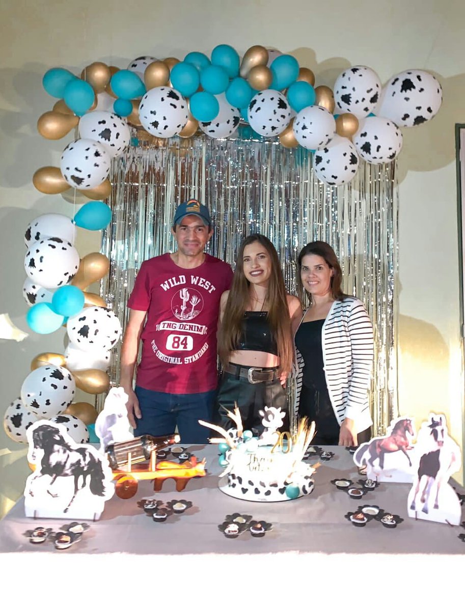 Comemorando o #Aniversário da Dra. #Thainá!!! 🎂 #niver #boiadeira #medicinaVeterinária #farm #BaladaRural #country