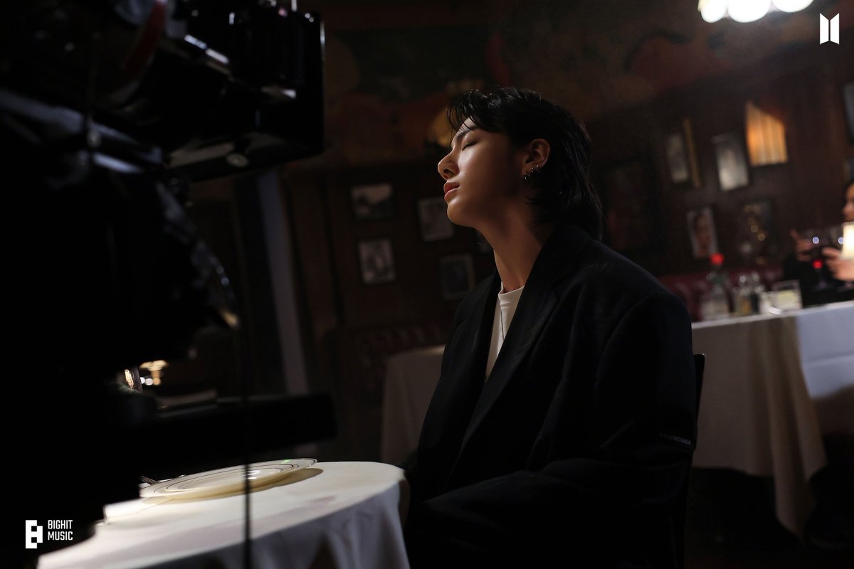 BTSTurkey's tweet photo. [📸] Jungkook'un "Seven (feat. Latto)" klibinin kamera arkası fotoğrafları paylaşıldı~ https://t.co/KezgoaziNJ