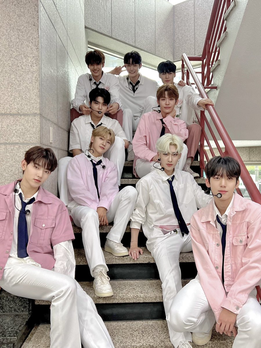 _𝗭𝗘𝗥𝗢𝗙𝗢𝗖𝗨𝗦

데뷔 1주 차 음악방송 완료🐣

제로즈💕 오늘 인기가요 무대 잘 보셨나요? 한 주의 마무리를 제로즈와 함께 할 수 있어 너무 행복했어요✨ 다음 주에도 제로즈를 향해 달려갈게🌹

#ZEROBASEONE #ZB1
#제로베이스원
#YOUTHINTHESHADE #InBloom
#ZEROBASEONE_InBloom