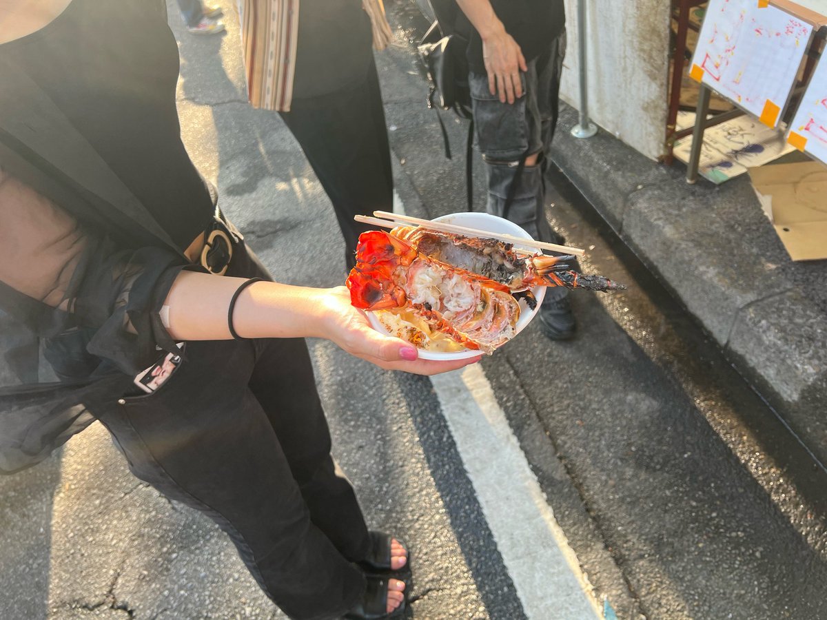 shigeee2's tweet photo. 伊勢海老食べてる女の子がおった！
すみません、素面じゃないです…
「また、来ます～」って。
来年かな！？
#新松戸祭り#伊勢海老#MAD市 https://t.co/WW43jO6BDi