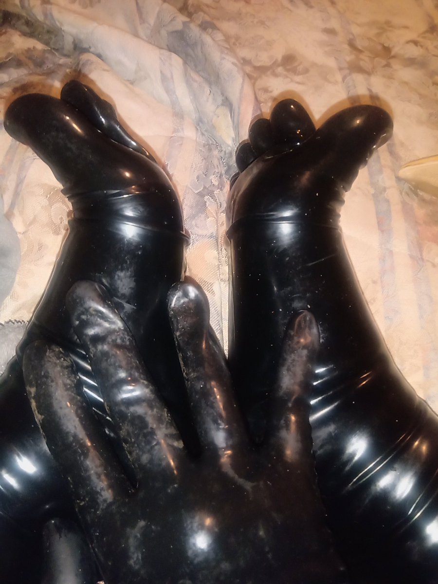 LatexNylon's tweet photo. Which heels do you like better? 😅😁
#latexfetish #rubberfetish #latex #rubber #latexfeet #rubberfeet #latexsocks #rubbersocks #latextoes #rubbertoes #latextoesocks #rubbertoesocks #latexgloves #rubbergloves #latexheels #rubberheels #heelsinlatex #heels https://t.co/2vhYh4FpIr
