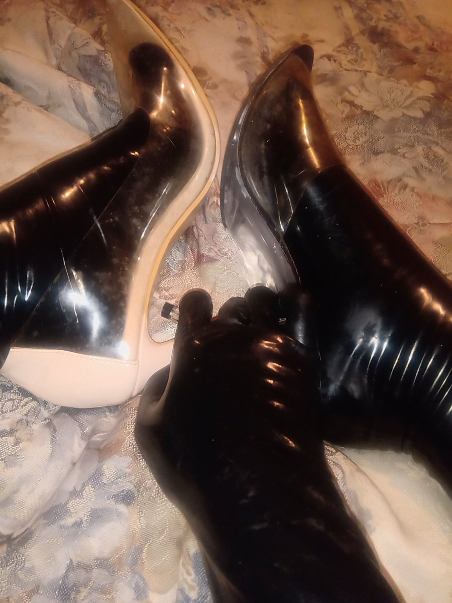 LatexNylon's tweet photo. Which heels do you like better? 😅😁
#latexfetish #rubberfetish #latex #rubber #latexfeet #rubberfeet #latexsocks #rubbersocks #latextoes #rubbertoes #latextoesocks #rubbertoesocks #latexgloves #rubbergloves #latexheels #rubberheels #heelsinlatex #heels https://t.co/2vhYh4FpIr