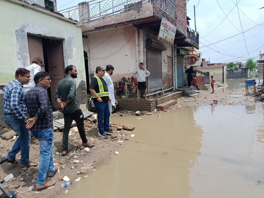Public health department central zone working amid the challenges of floods in Delhi. Inspection of Madanpur khadar and Jaitpur @MCD_Delhi @DCCNZMCD @WHOSEARO @whoindia2019