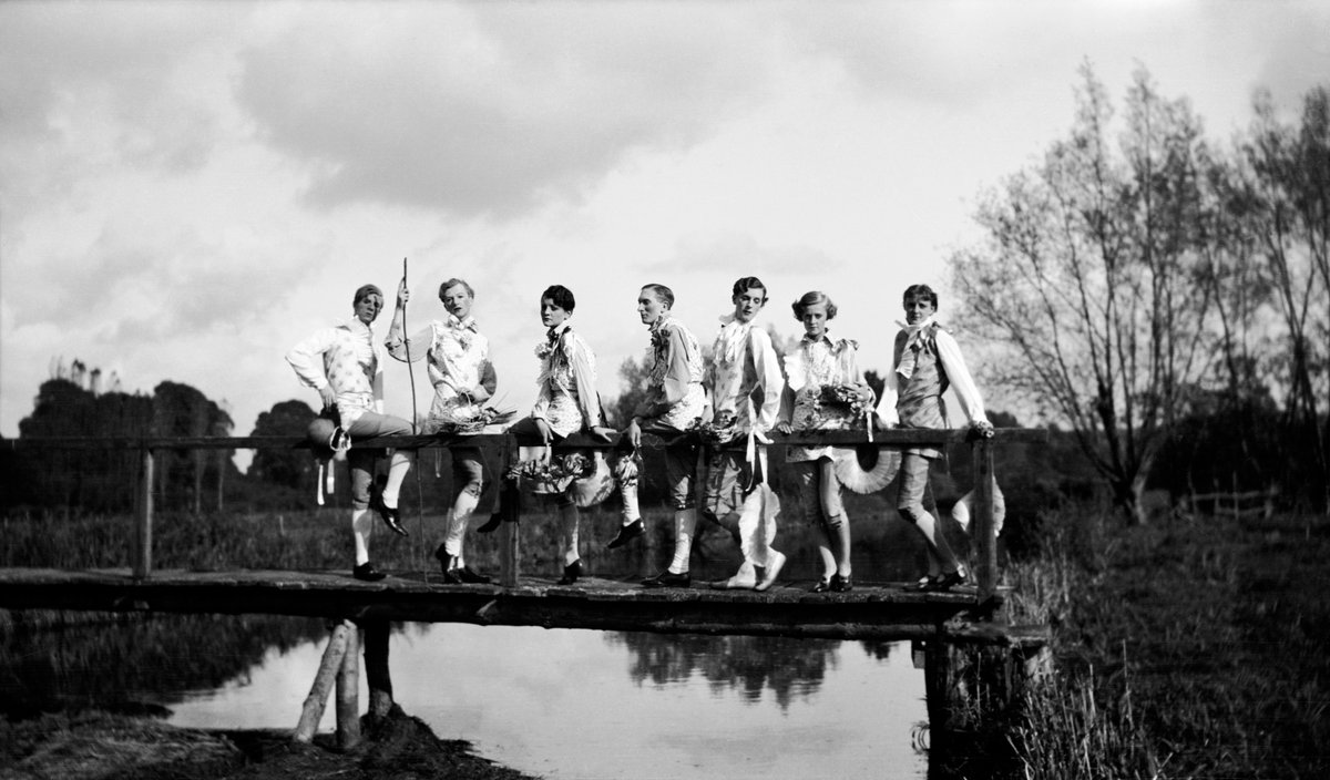 Today <a href="/TheatreAtTabard/">Tabard Theatre</a> 3pm with #diariescecil. 
The last performance for a couple of months. And a wondrous shot from Cecil Beaton of himself and other Bright Young Things, on the bridge at Wilsford, 1927.