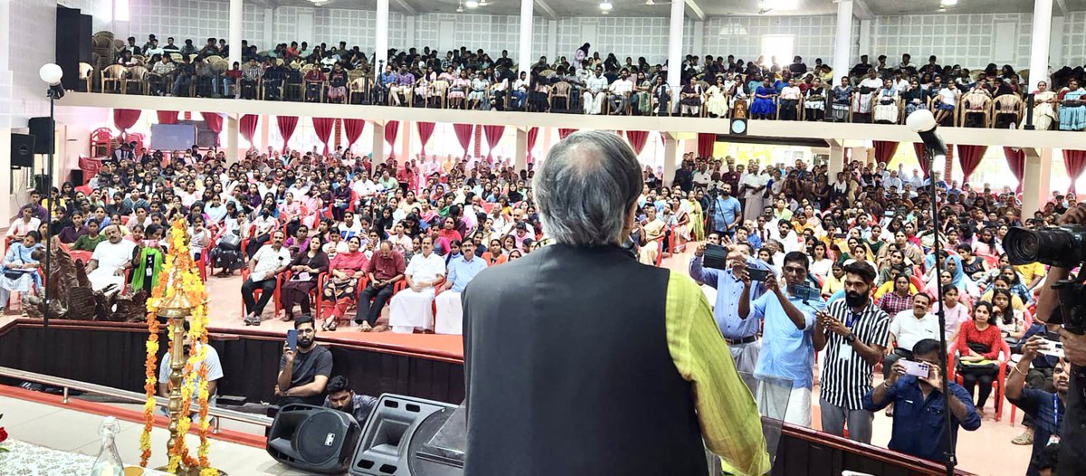 ShashiTharoor's tweet photo. Inaugurated &amp; addressed the #MLAAwards of Chalakudy MLA Saneesh Kumar Joseph in a hall overflowing with 1500 meritorious students and teachers from his constituency https://t.co/icetmrwdbb