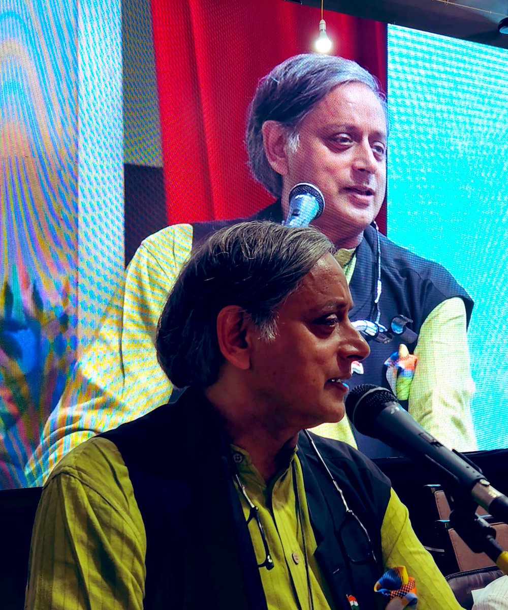 ShashiTharoor's tweet photo. Inaugurated &amp; addressed the #MLAAwards of Chalakudy MLA Saneesh Kumar Joseph in a hall overflowing with 1500 meritorious students and teachers from his constituency https://t.co/icetmrwdbb