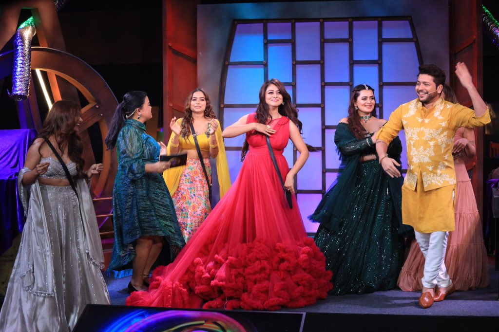 HotstarReality's tweet photo. Twists se bhara hua week = dhamakedaar weekend!🔥

Don’t miss entertainment se bhara #WeekendKaVaar at 9pm tonight, streaming free only on #JioCinema

https://t.co/Nfmj7B7eQd

#BBOTT2
#BBOTT2onJioCinema
#BiggBossOTT2 https://t.co/9VRoNyd66W