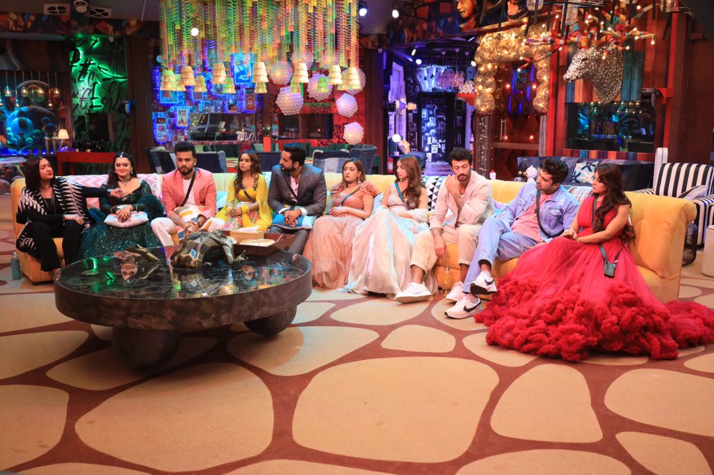 HotstarReality's tweet photo. Twists se bhara hua week = dhamakedaar weekend!🔥

Don’t miss entertainment se bhara #WeekendKaVaar at 9pm tonight, streaming free only on #JioCinema

https://t.co/Nfmj7B7eQd

#BBOTT2
#BBOTT2onJioCinema
#BiggBossOTT2 https://t.co/9VRoNyd66W